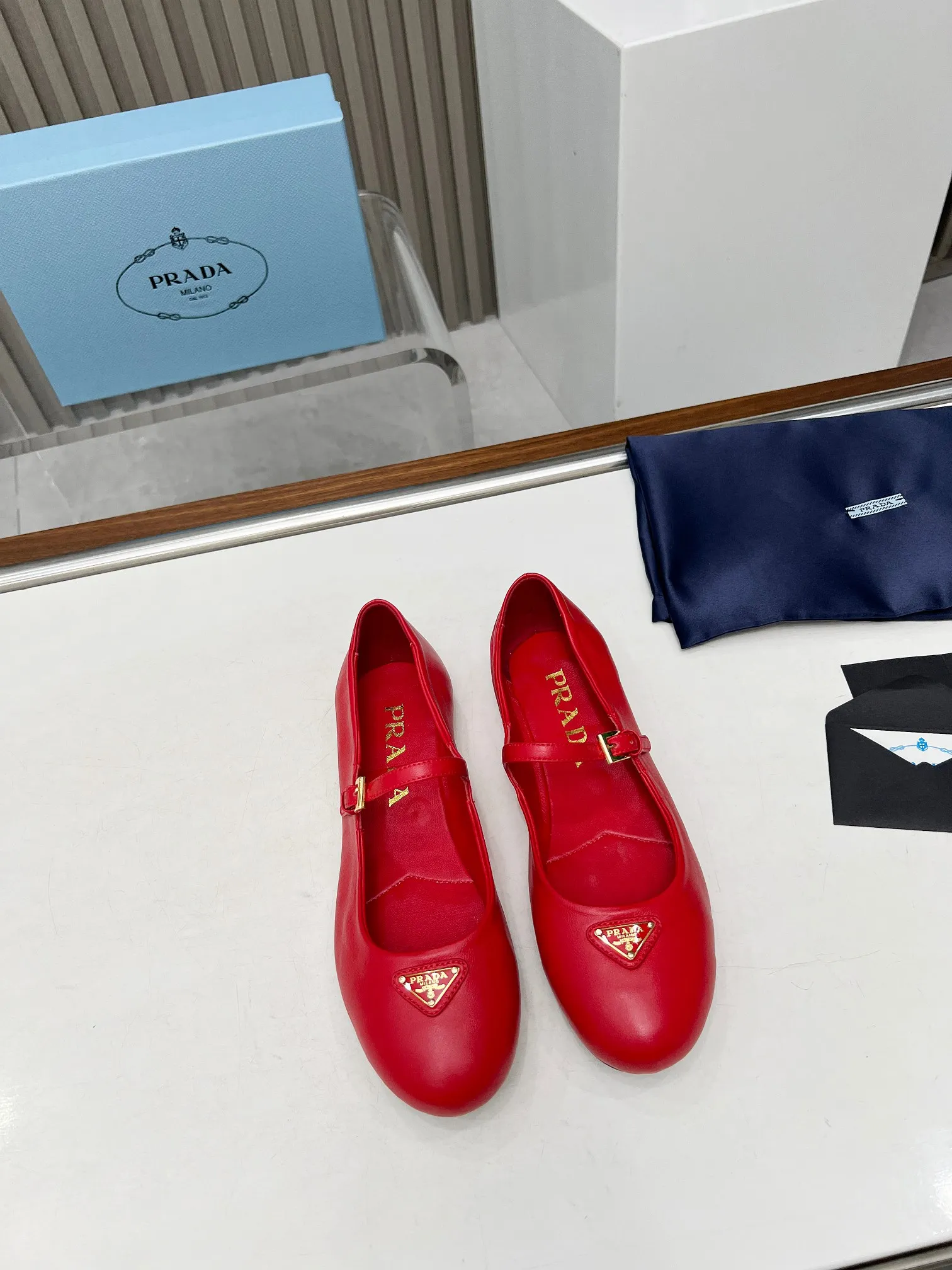 440💰 PRADA💝💝24 years💯💯💯New British Style Dancing💃 Shoes Small Leather Loafers - Retro Fashion Classic Items A new product created at the first major show of Paris Fashion Week. The inspiration is cleverly combined with the perfect shoe shape by D's main designer. With brand buckles, it is more fashionable. Upper: imported mixed sheepskin inner lining: lambskin lining Sole: Original [Fireworks][Fireworks] 1:1 molded rubber foam sole Size: 35-41 yards